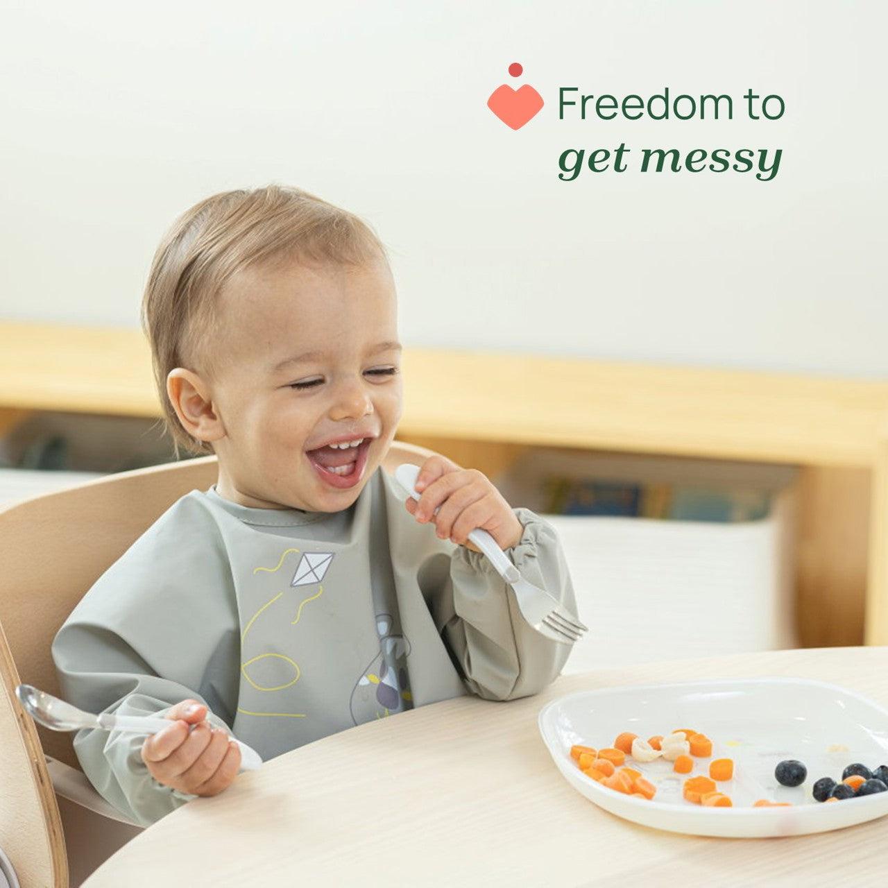 Chicco Fabric Bib with Sleeves Gray 6M+ (ref. Ch.Ali16302350000) - Healtsy